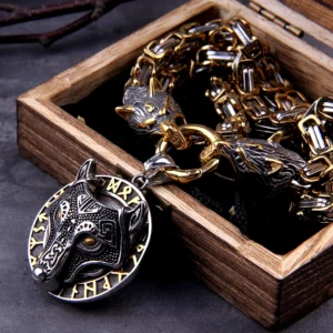 Nahaufnahme der Wolfsköpfe der Wikinger Wolf Kette mit Fenrir Medaillon