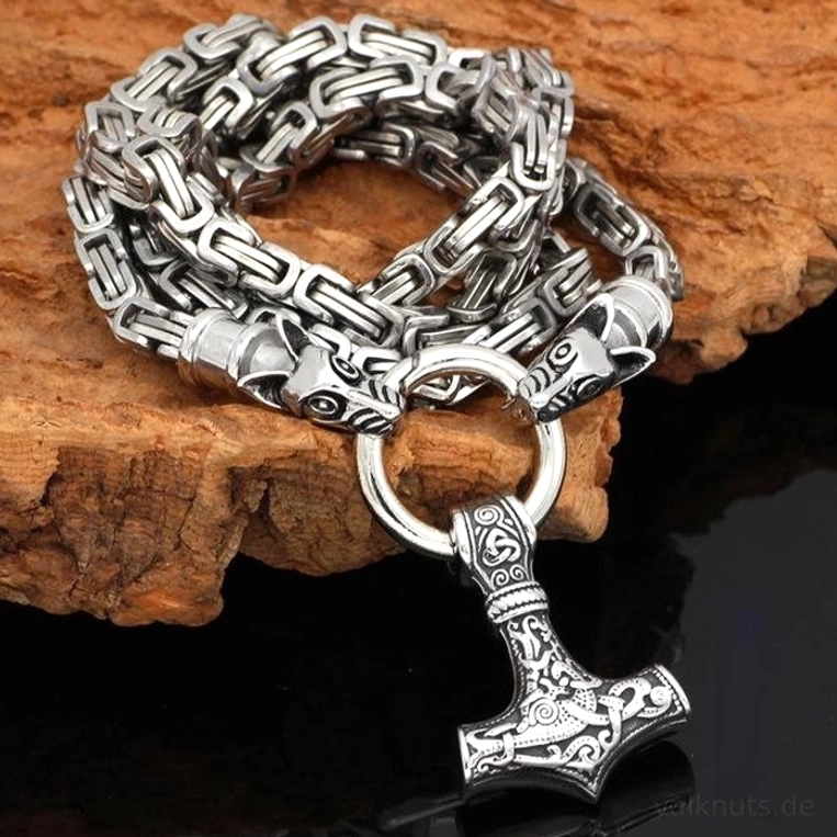 Nahaufnahme der Wolfsköpfe der Wolf Kette Thors Hammer mit Mjolnir Anhänger