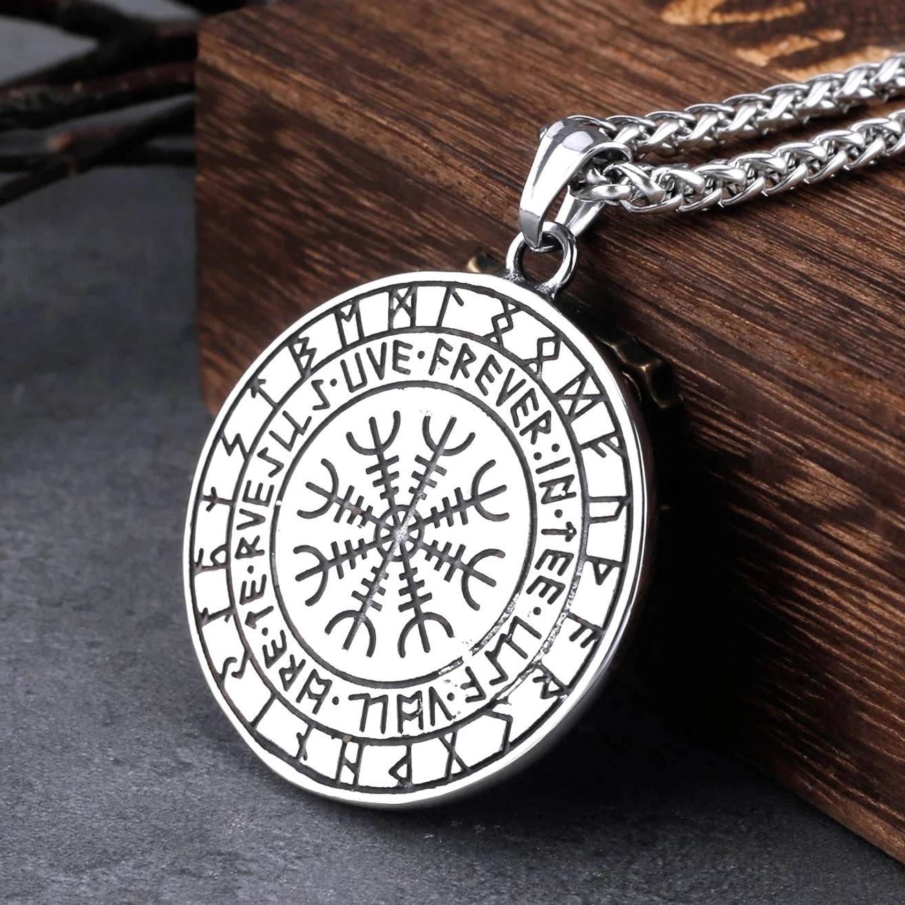 Yggdrasil Kette Anhänger Detailansicht mit eingravierten Lebensbaum und Runen