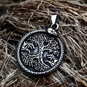 Detailansicht der Yggdrasil Kette mit feiner Gravur von Weltenbaum und Midgardschlange