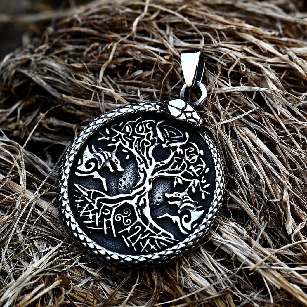 Detailansicht der Yggdrasil Kette mit feiner Gravur von Weltenbaum und Midgardschlange