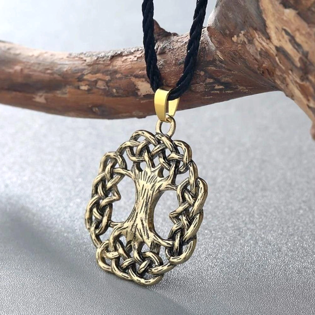 Yggdrasil Kette Lebensbaum Wikinger Symbol auf Produktaufnahme