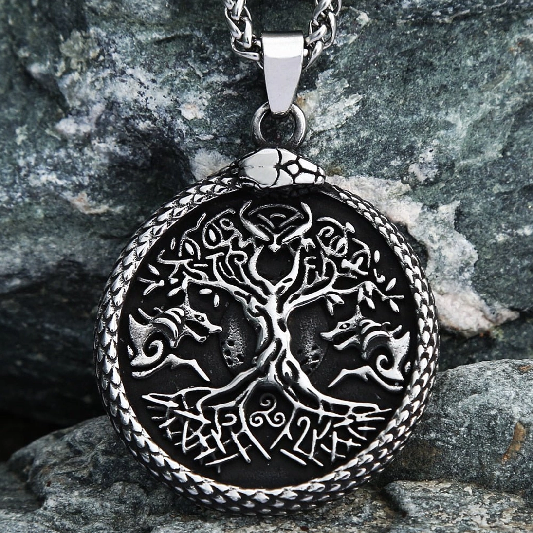 Nahaufnahme der Gravur der Yggdrasil Kette mit Jörmungandr Rand