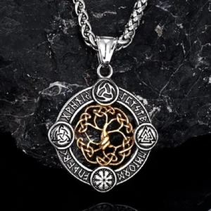 Nahaufnahme der Yggdrasil Kette mit allen nordischen Symbolen wie Valknut und Runen