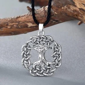 Nahaufnahme Yggdrasil Kette Wikinger Lebensbaum Knoten Detail